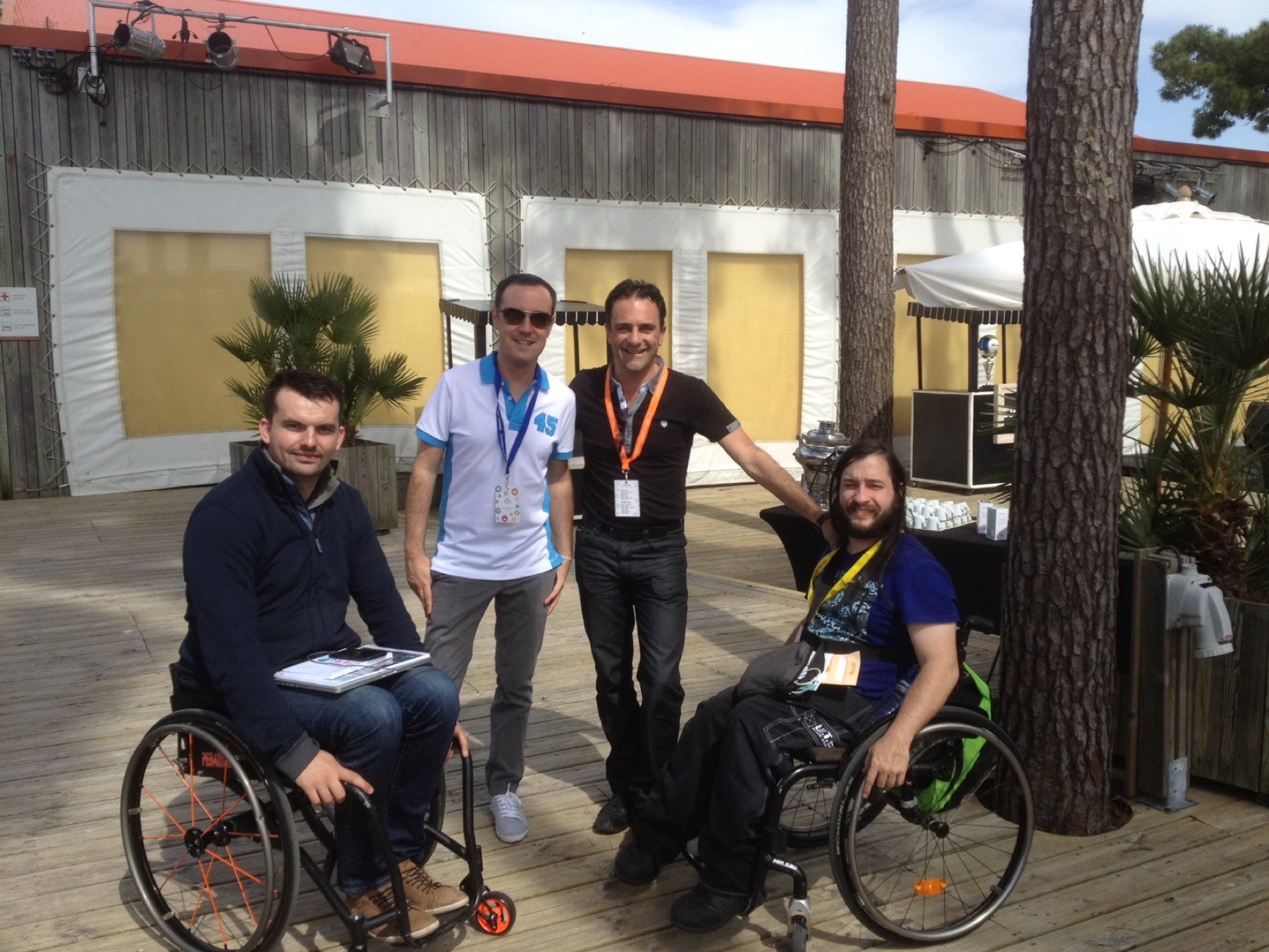 Stéphane Bonvallet avec des participants lors d’un événement professionnel.