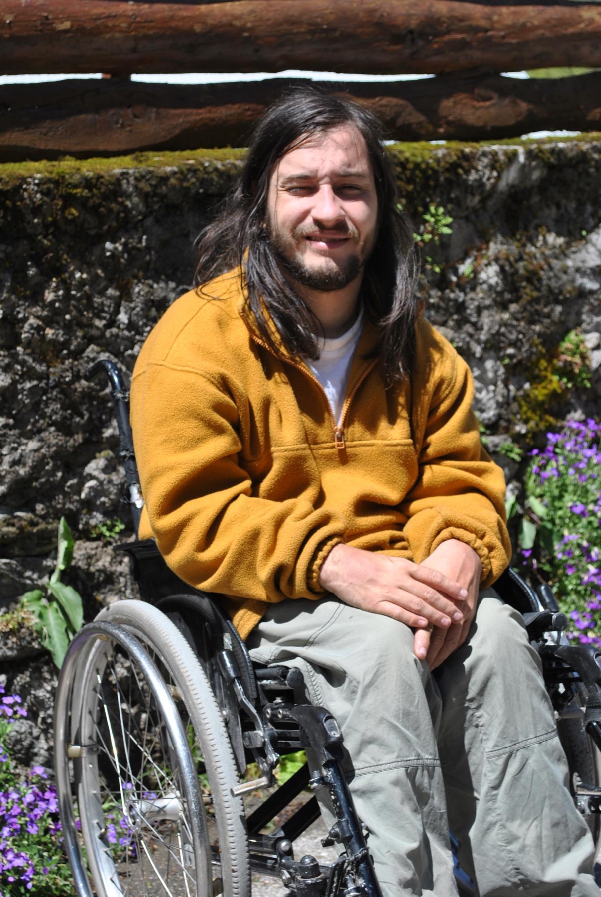 Portrait de Stéphane Bonvallet en extérieur.