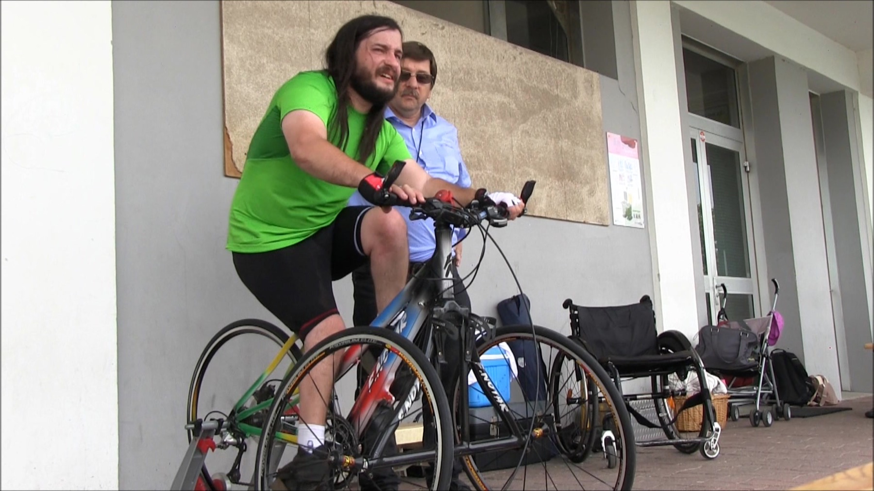 Stéphane Bonvallet utilise un tricycle adapté dans un espace couvert.